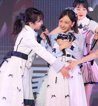 AKB48的前隊友之前在活動上搶着摸板野的孕肚。