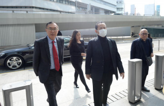 资深大律师清洪(左)陪同冈田和生(右二)到廉署总部。