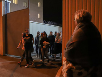 總統盧卡申科態度軟化跡象，於周四下令釋放超過一千名被捕者。AP相片