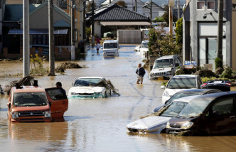 台风肆虐日本，关东、长野、福岛、宫城县的河川溃堤。AP