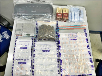 行動中檢獲的懷疑毒品及包裝工具。