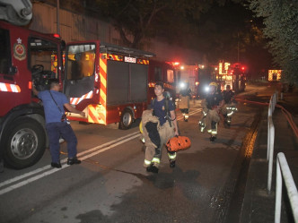 消防員動用兩條喉及及兩隊煙帽隊進行灌救，約半小時後將火救熄。