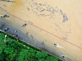 广西西洪水淹没的低洼路段。新华社