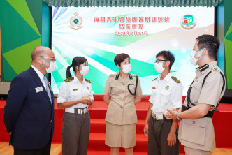 海关副关长何佩珊（中）、「Customs YES」管理委员会理事长关治平（左一）和香港海关助理关长（情报及调查）陈子达（右一）与结业学员交流。政府新闻处图片