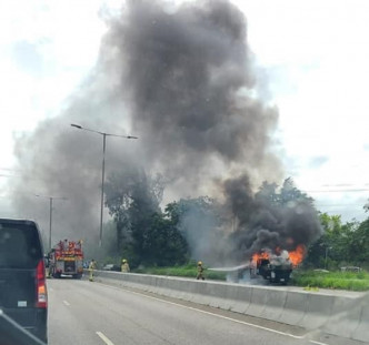 新田公路有車起火。香港突發事故報料區網民Kelly Chau圖片