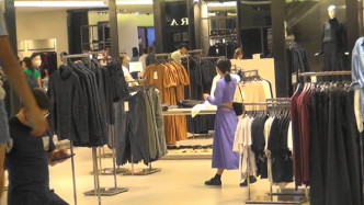 Renci飲完啡就去會合女友人行Zara。