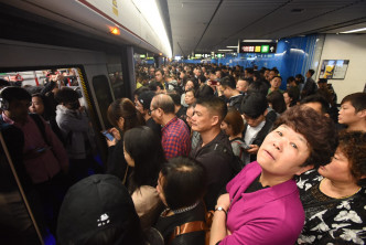 乘客要輪候多班車才能上車。