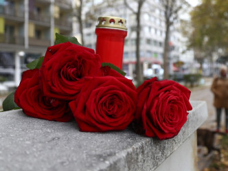 有人在事發地點擺放花及蠟燭悼念死者。AP