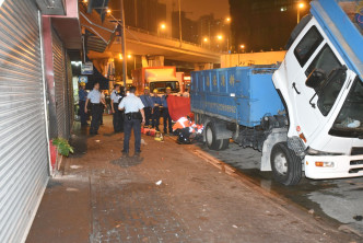 事主堕楼后昏迷倒卧一辆货车旁。