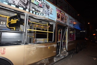 104九巴車身損毀，車門及車窗粉碎。
