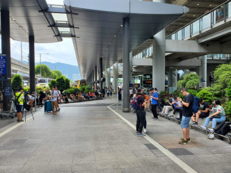 戴口罩的市民聚集在機場巴士站。