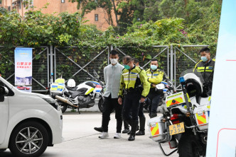 黑色私家車司機（左一白衫男子）協助警方調查。