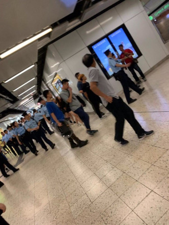 冲锋队及巡警在于观塘站将8名男女截查。图:网民Ovo Ng‎香港突发事故报料区