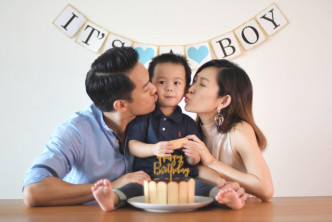 宋熙年同陈智燊和囝囝庆祝生日，后面挂住「IT'S A BOY」。