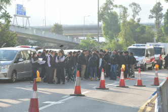 警方今早聯同消防及社署等人員組成的安全小組正式進入校園。