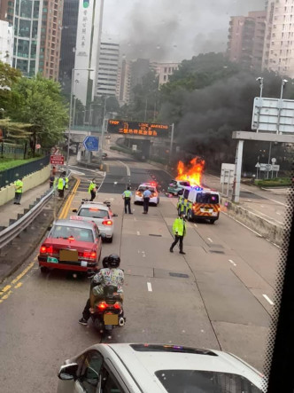 私家车起火火势猛烈。图:马路的事 (即时交通资讯台) 网民：Tommy Chan