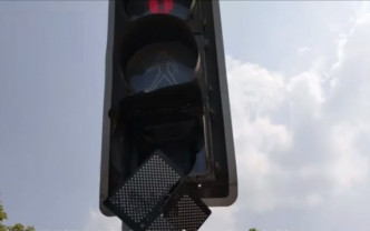 重庆男子毁8个红绿灯。网上图片