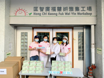 刘倩婷带队将「爱的家 Family Mask」所捐的口罩转赠匡智会、清洁工人职工会及勿糖协会。