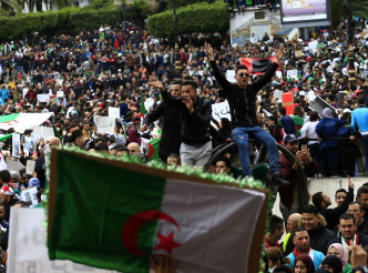 阿尔及利亚超过100万名示威者昨日参加反政府集会和示威。AP