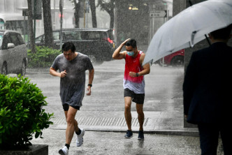 天文台發出黃色暴雨警告，短期內香港廣泛地區受大雨影響。