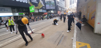 示威者用沙填滿電車路軌。
