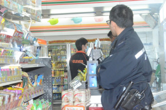 一名賊人打劫深水埗一間便利店。