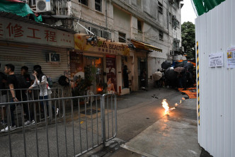 示威者縱火投擲汽油彈