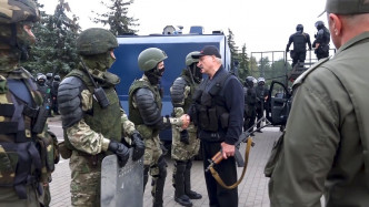 卢卡申科之后到官邸外的警方防线，亲自感谢警方，警员报以掌声。AP图片