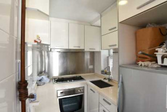 厨房配有多组厨柜及厨具，方便烹饪。
