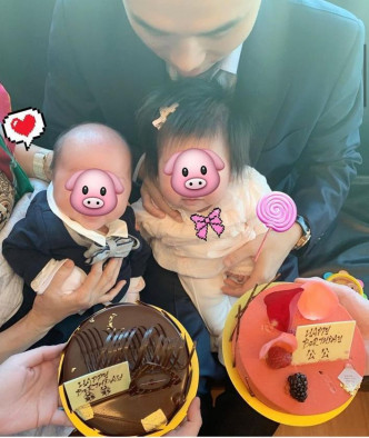 何猷君在社交网分享两个猪宝宝为赌王庆生的合照。