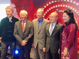 （右起）基金會主席董吳玲玲、劉春華、黎棟國、吳克儉及藍國慶。