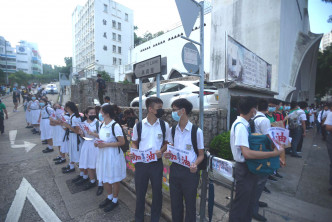 有學生組成人鏈抗議。