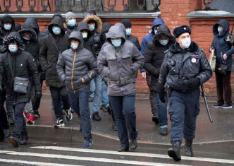 俄罗斯市民都戴上罩。AP