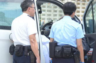 男子在客货车内烧炭亡。  欧阳伟光摄