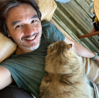 冯德伦于社交网贴上与爱猫May May Boy的合照。