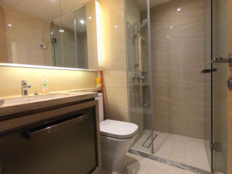 浴室備有獨立淋浴間及橫向大鏡。