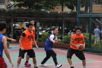 徐英偉與學生球員一同落場打波。民政事務局fb圖片