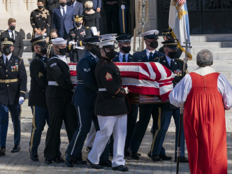 灵柩覆盖美国国旗。AP