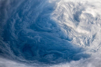 潭美的風眼出現低雲。太空人Alexander Gerst圖片
