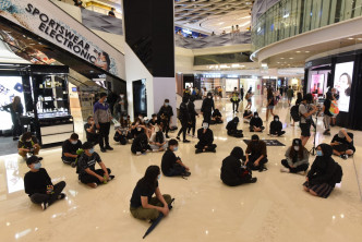 數十名身穿黑衣人士在YOHO MALL靜坐。