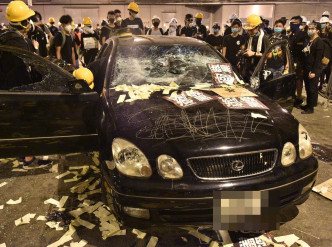 示威者在停車場內毀壞私家車
