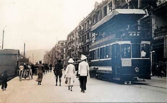 照片顯示1930年代香港第三代電車停靠在干諾道西。