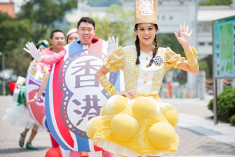 穿上香港文化特色舞衣的表演者，於市集內表演舞蹈與賓客拍照互動。昂坪360圖片