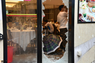 位于显径邨的酒家玻璃门粉碎。