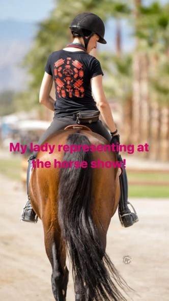 吳彥祖上載太太Lisa.S騎馬照片，表示太太有份參與騎馬表演。