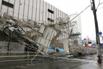 大阪風勢強勁建築物棚架倒塌。ＡＰ圖片