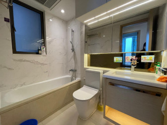 浴室设有镜柜，方便收纳及整理仪容。