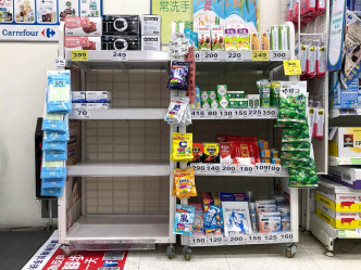 台湾民众抢购口罩、消毒用品及厕纸。网上图片