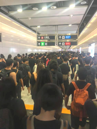 香港站往中環站方向水洩不通。Lo Mei Yi 圖片