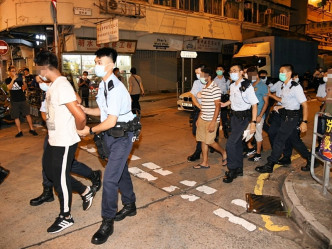 警方於福榮街近黃竹街交界，截獲6名南亞裔男子及該輛私家車。